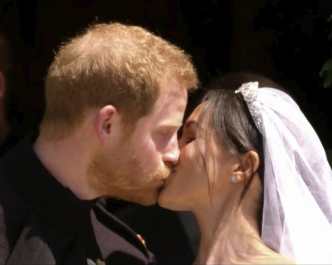 哈里王子和妻子梅根深情一吻。AP