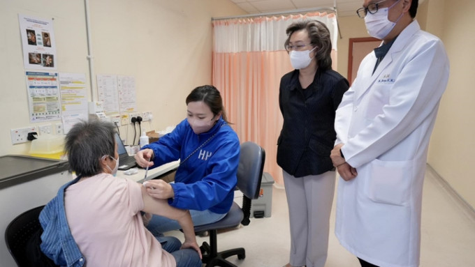 杨何蓓茵指至今收到逾1.1万人预约接种复必泰二价疫苗。资料图片