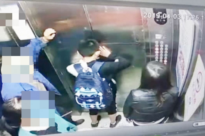 重庆一名男童乘搭升降机时贪玩将升降机门扳开，顿时使升降机失控坠到地下2楼。　影片截图