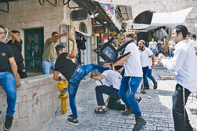 巴勒斯坦与犹太年轻人，周日在耶路撒冷旧城区打架。