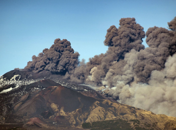 意大利西西里的埃特納（Etna）昨日爆發，錄得逾130次地震。AP