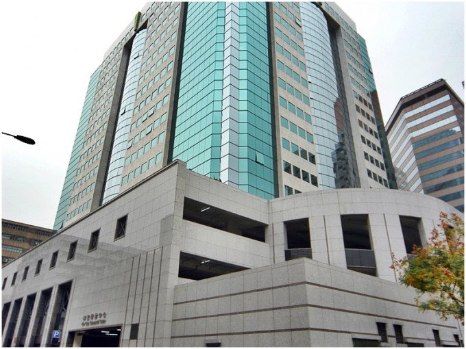患者於九龍灣南豐商業中心5樓工作，日常負責外出調查投訴事宜及在辦公室撰寫報告。資料圖片