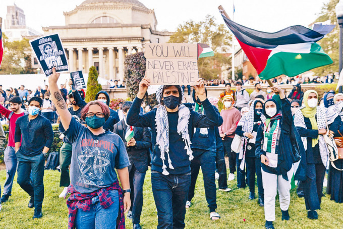 美国哥伦比亚大学学生上周四在校园内示威，声援巴勒斯坦人。
