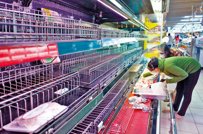 ■胡志明市居民恐慌抢购食品，这家超市的货架空空如也。