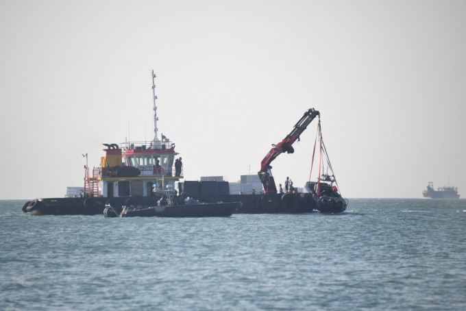 翻侧水警巡逻艇已被吊起拖走，之后移送到流浮山稔湾对开一个船坞调查。
