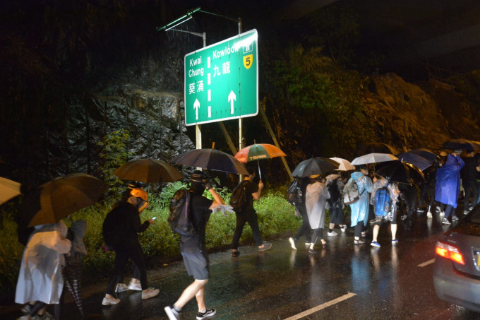 部分示威者沿荃湾路公路往葵芳撤退