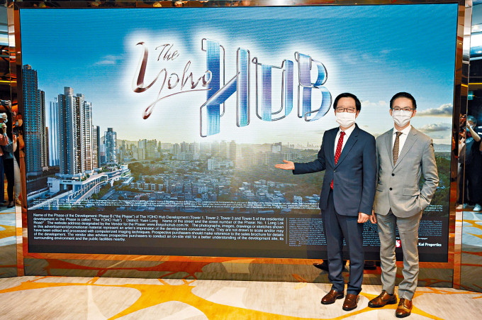 新地雷霆（左）表示，The YOHO Hub，料快將獲批預售。旁為陳漢麟。