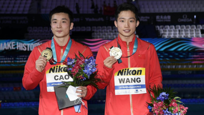 曹缘(左)和王宗源(右)夺男子双人三米板金牌。AP
