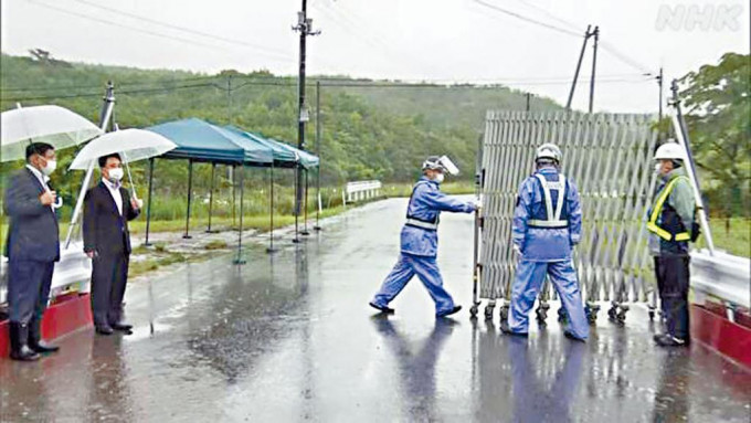 福岛县葛尾村周日解除避难指示，拆除限制出入围栏。 