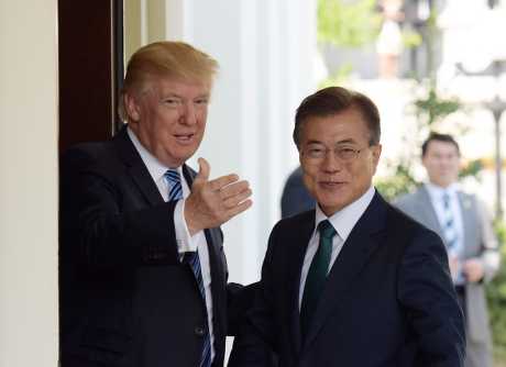 南韩总统文在寅（右）与美国总统特朗普（左）在电话商讨派员到访北韩一事。新华社
