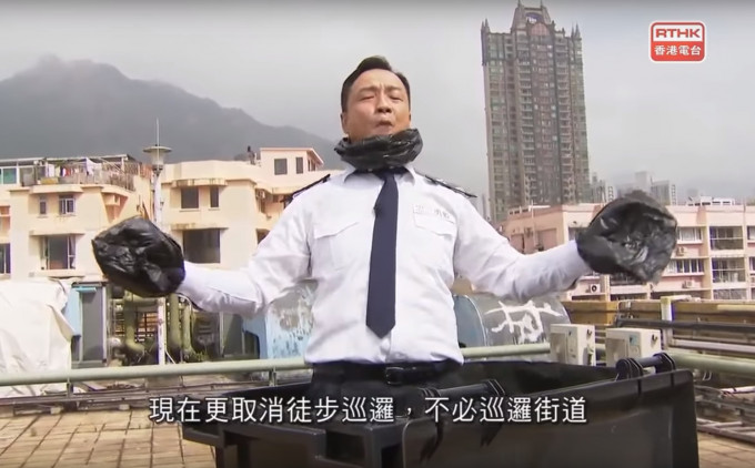 香港电台节目《头条新闻》讽刺警队于抗疫期间的工作。节目截图