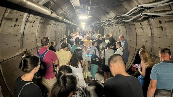 英法隧道有列车故障，大批乘客需使用紧急通道疏散。网上图片