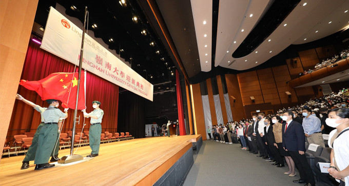 岭南大学首次在迎新活动中举行升旗礼。