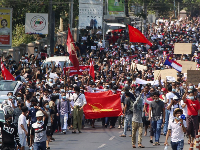 数以万计民众二月七日涌上缅甸最大城仰光街头。AP