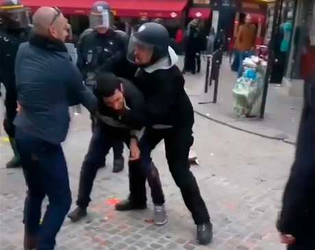 班納拉（右一）被拍到戴上防暴頭盔及警徽在示威現場打人。AP