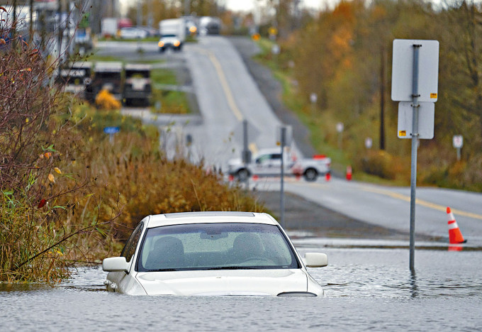 阿伯茨福特镇有汽车被水淹浸。
