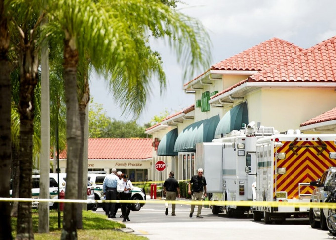 佛羅里達州警方封鎖發生槍擊案的超市調查。AP圖