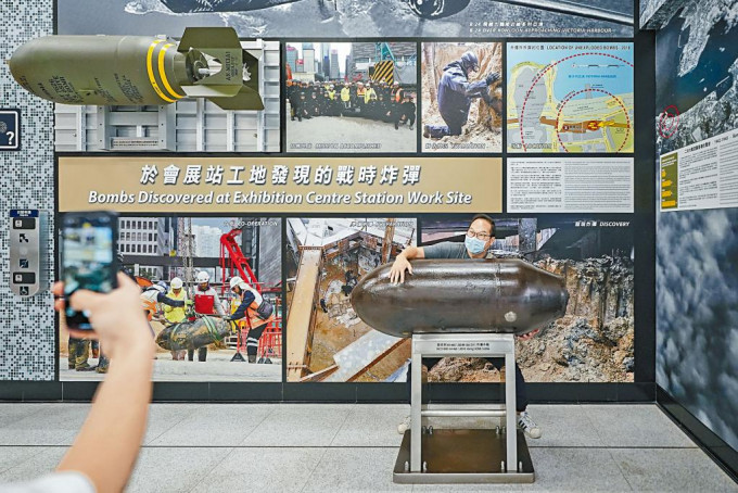 会展站月台展示战时炸弹外壳，供乘客观赏打卡。