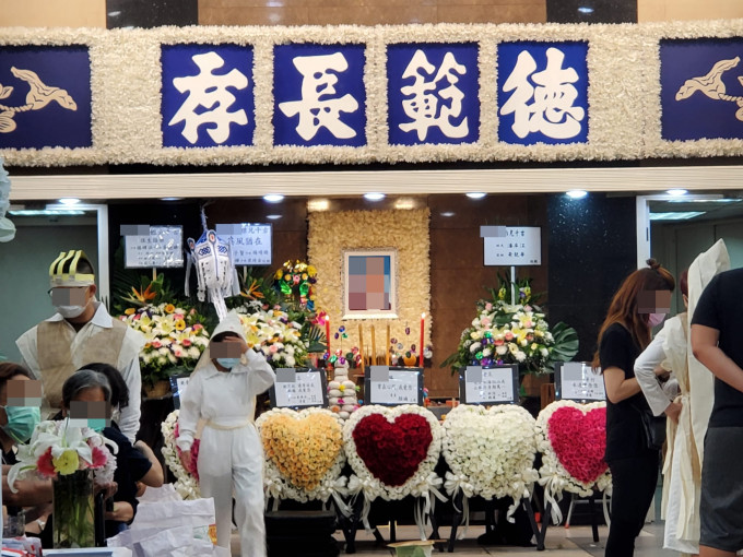 黄伯的丧礼在九龙殡仪馆举行，一批亲友到场致祭。梁国峰摄