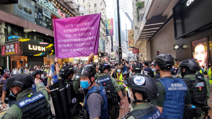 警方舉紫旗警告或違國安法。