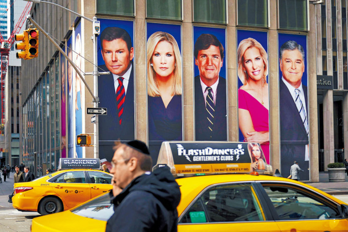 紐約市霍士新聞大樓外牆上的巨幅廣告牌，印上幾位霍士名主持的肖像。