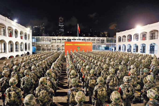 陆军部队组织轮换交接仪式。