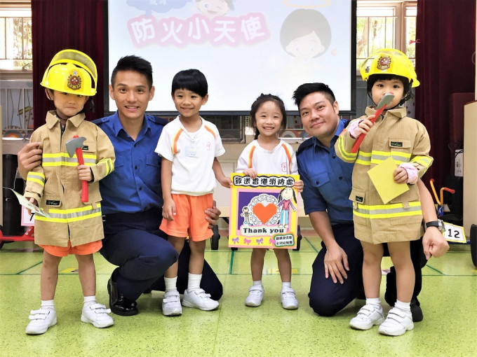 消防隊目陳義良(左)及消防員劉健華(右)主持幼兒消防安全教育活動。（相片由香港消防處提供）