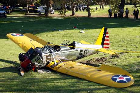 前年夏里遜福駕駛二戰老爺機墜落在洛杉磯一個高爾夫球場內。AP