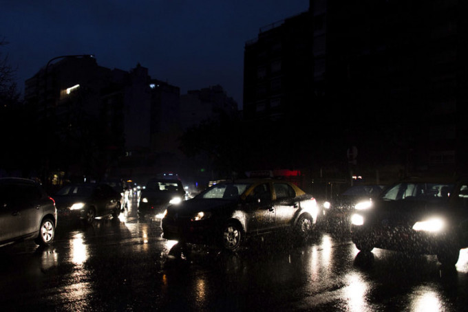 阿根廷及乌拉圭大规模停电，超过四千万人受影响。AP