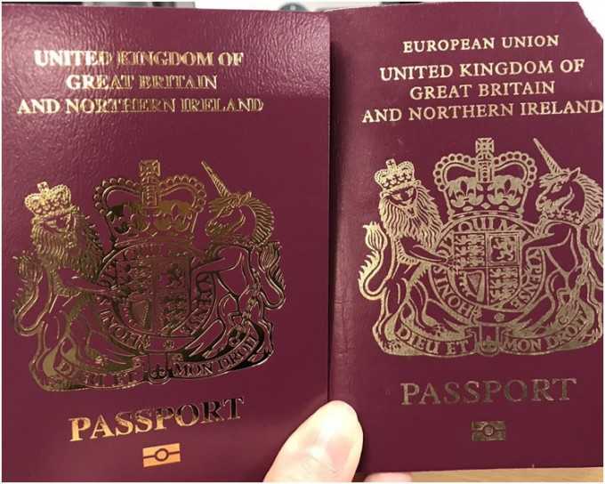 市民将新旧版本的护照相放上网对比。twitter