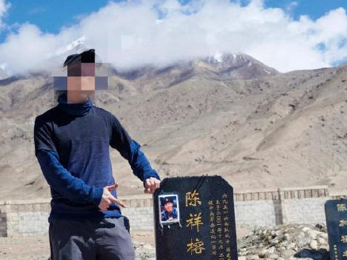 涉在和田戍邊烈士墓碑前擺拍的旅遊博主，被當地警方拘捕。網圖