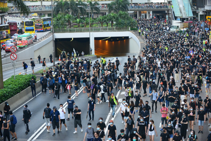 有市民在將軍澳及港島西發起遊行。資料圖片