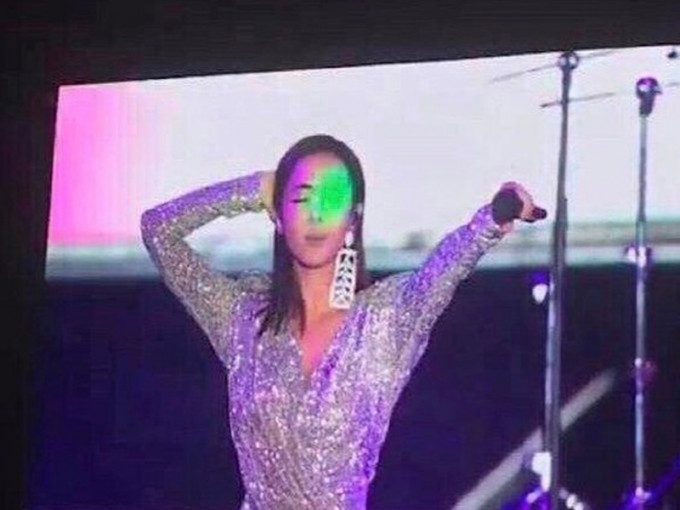 蔡依林昨晚在北京麥田音樂節演出，期間被台下不明人士以激光筆照射眼睛。微博圖片