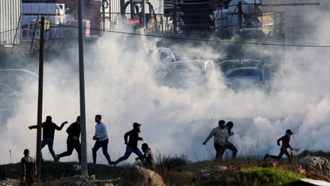 巴勒斯坦民众与以色列部队在约旦河西岸地区拉马拉附近发生冲突。 路透社