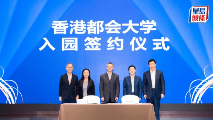 深圳市科技創新委員會副主任婁岩峰（右一）與都大校長林群聲（左一）簽約。 都大提供