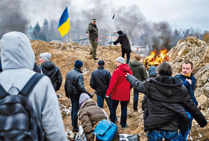 烏國西北部日托米爾市有民眾在練習投擲燃燒彈。