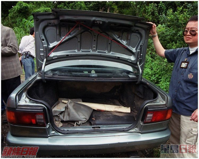 警方在落马洲古洞失车发现两个土制炸弹，和自制斩马刀。资料图片