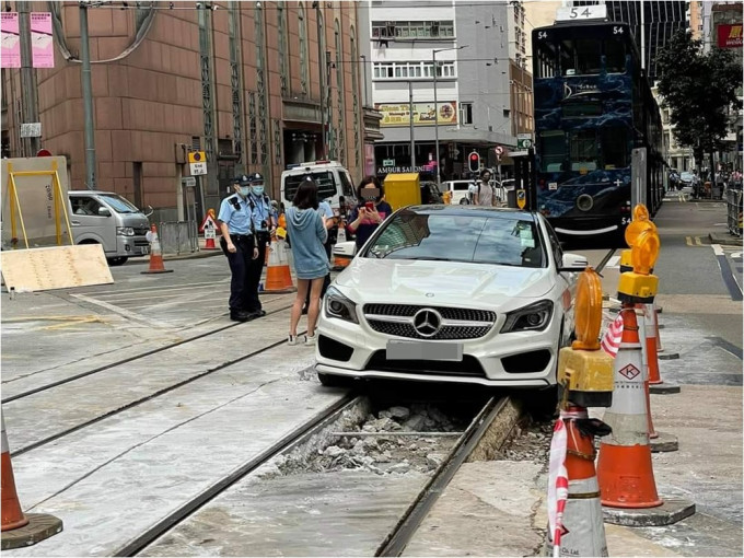 湾仔一辆BENZ私家车遭电车路轨卡著。FB群组「香港突发事故报料区」图片