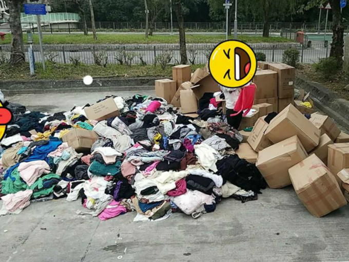 粉嶺街頭出現逾千件丟棄衣服。Sun Lau圖片