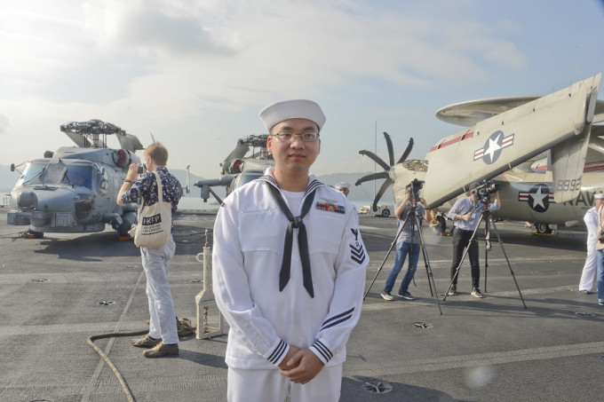 35岁的海军上士江军是美籍广东台山人，9年前开始参军。伍明辉摄