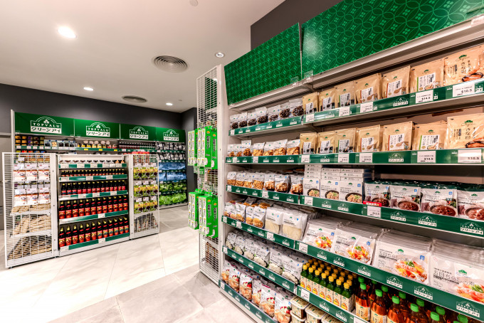 AEON以全新「绿色．乐活」为概念的品味生活百货专门店「ものもの」Mono Mono进驻康城，内有自家品牌TOPVALU GREENEYE。