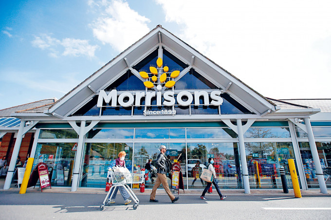 Morrisons在英國擁有約500家門市及11.8萬名員工。