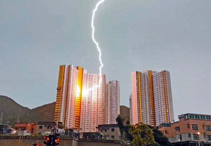 屯門和田邨一個單位疑被閃電劈中一刻爆出火光，場面駭人。