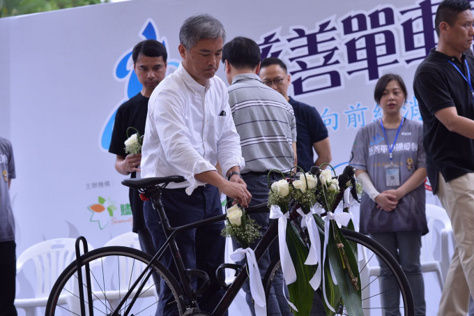 活动开始前，主办单位特意将明总生前的单车推出，并默哀及献花。