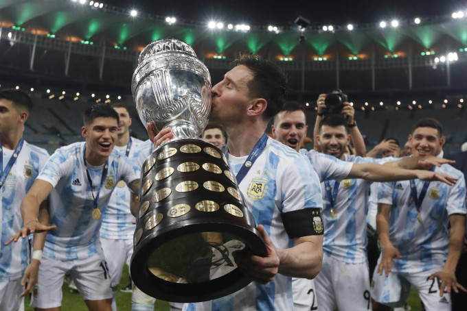 美斯首度率領阿根廷於大賽奪冠，與五年前C朗在法國捧起歐洲國家盃的日期一樣。AP