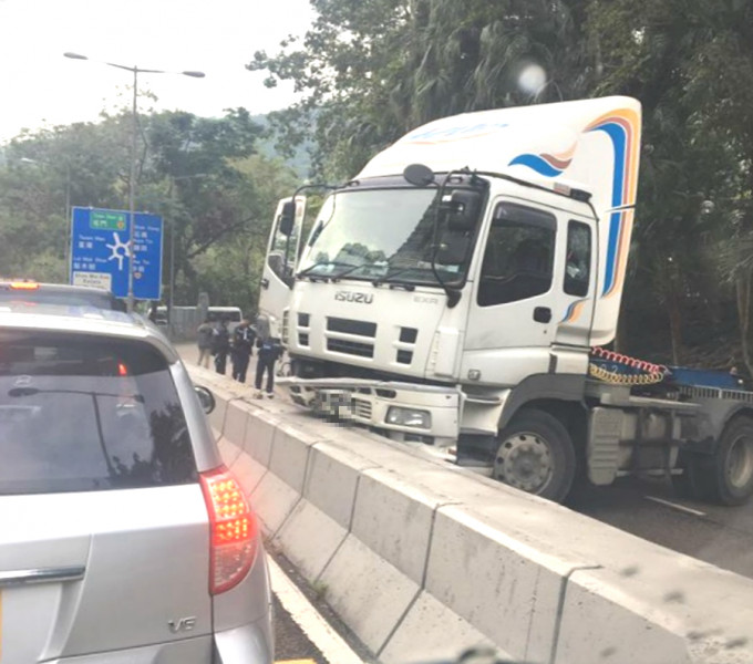 荃锦交汇处货车失事。‎香港突发事故报料区文少‎图片