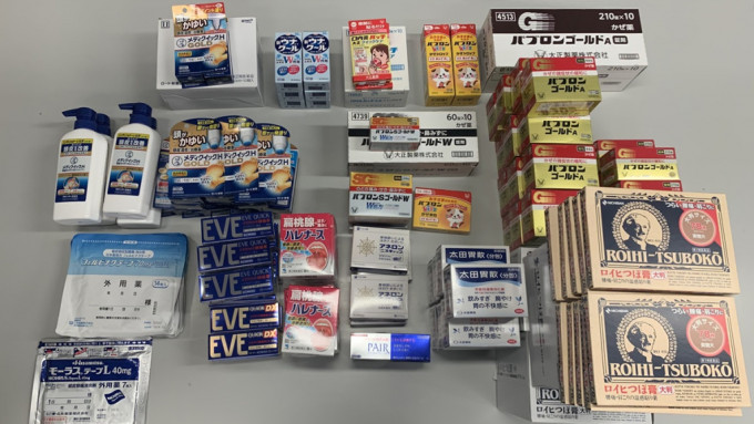 衞生署周二傍晚在油麻地一店铺检20款未在港注册日本成药。政府新闻处图片
