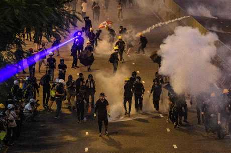 香港接連爆發警民衝突，在上周末的示威中，民眾與警方的立場都趨向強硬。資料圖片