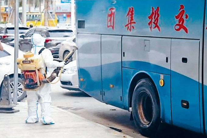 衞生防疫人员对曾接载偷渡客的长途巴士进行彻底消毒。