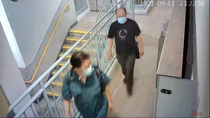 2名男子在走廊徘徊又觀望一個單位。網民Ray Wong片段截圖